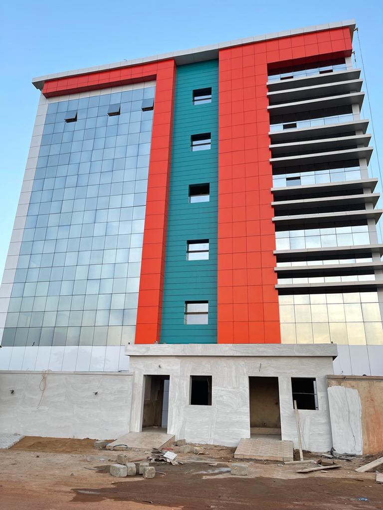 Immeuble à façade vitrée et habillage aluminium