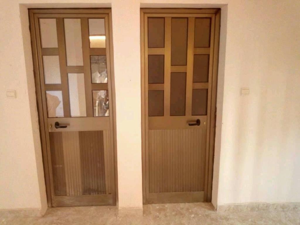 Deux portes aluminium aux vitrages décoratifs
